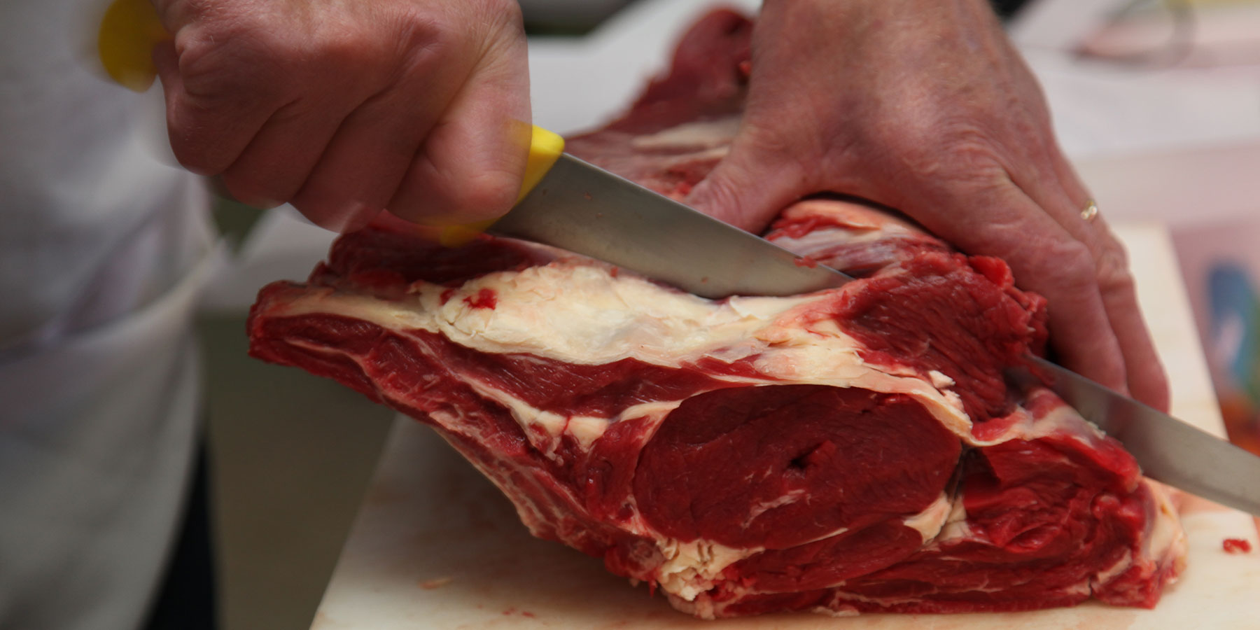 Travail de la viande par un boucher dans le Royans Drôme