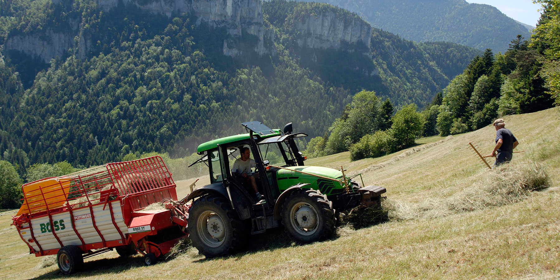 Fenaison sur les Rapilles des 4 Montagnes